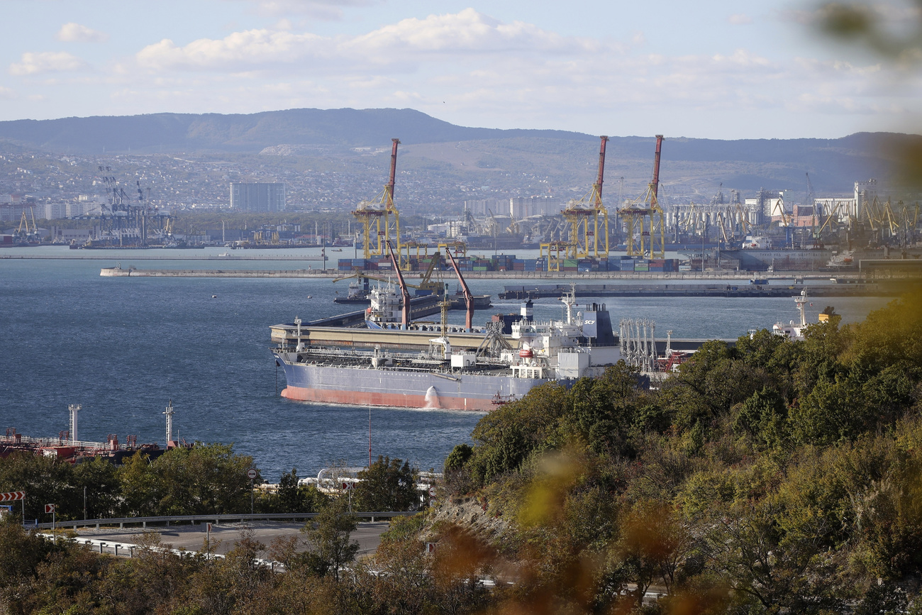 Una petroliera ormeggiata a Novorossiysk, in Russia, uno dei più grandi impianti per il petrolio della Russia meridionale. 