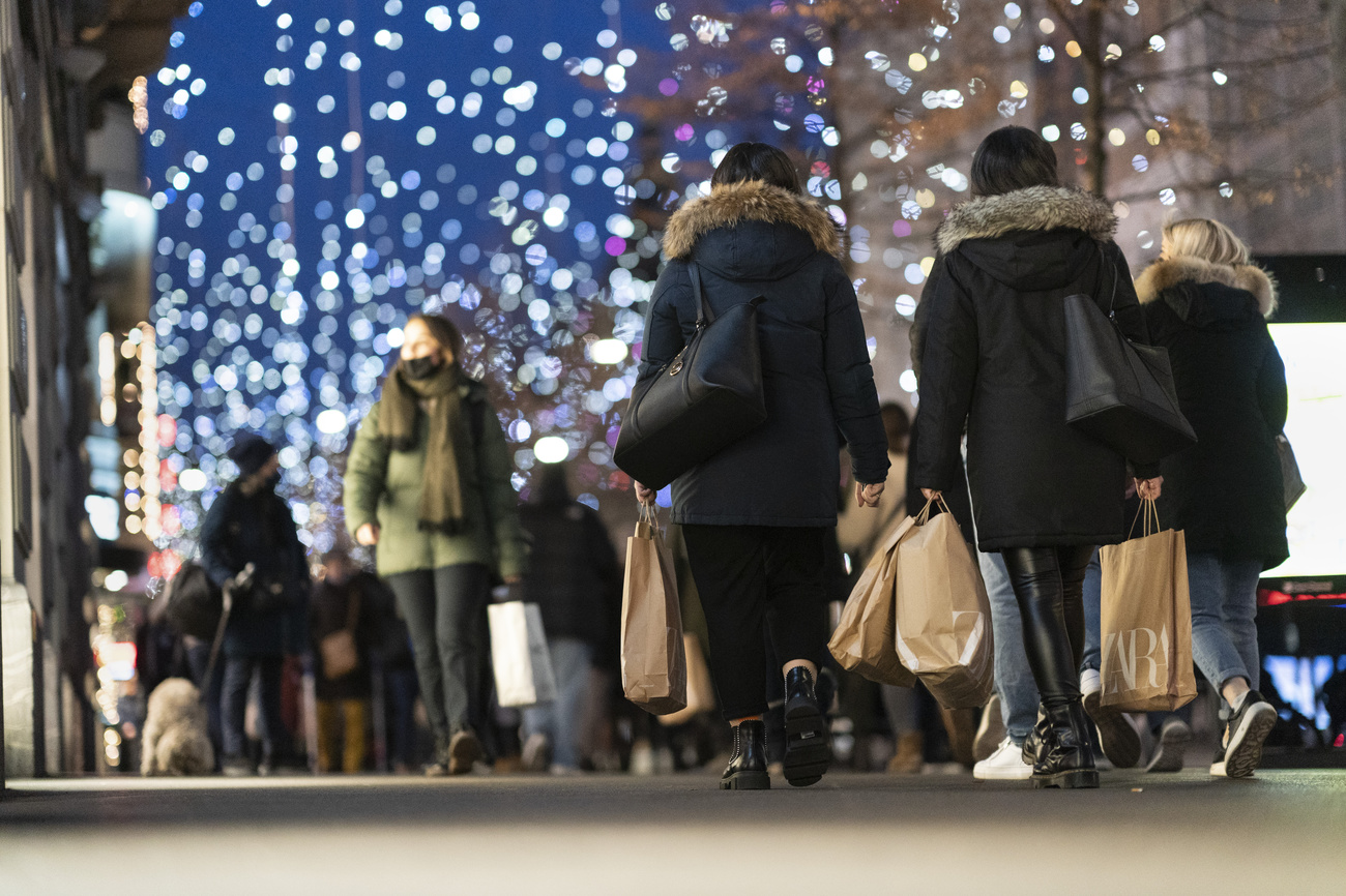 Christmas shoppers on Zurich s Bahnhofstrasse