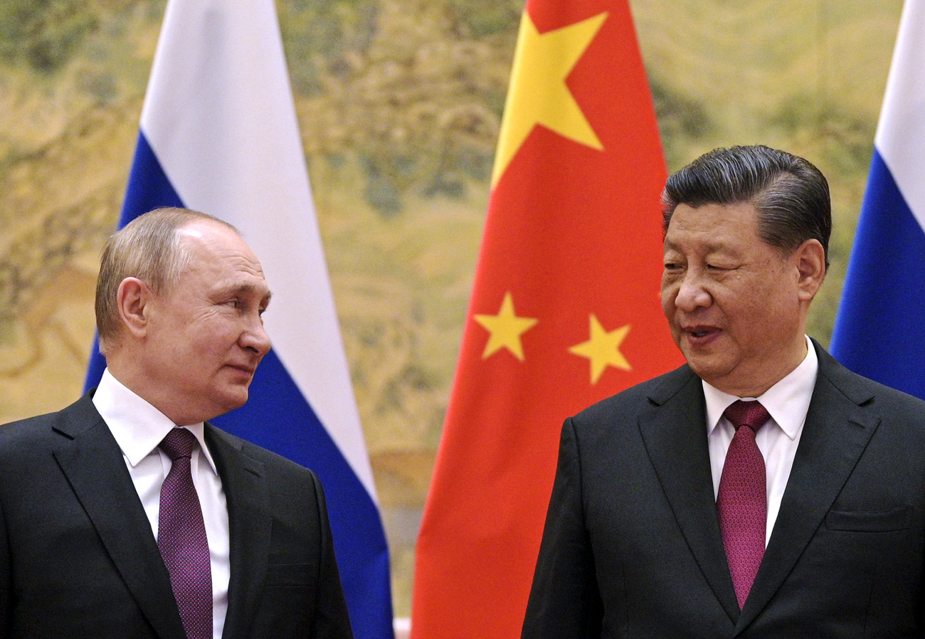 Putin und Xi bei einem Fototermin vor den Flaggen Russlands und Chinas