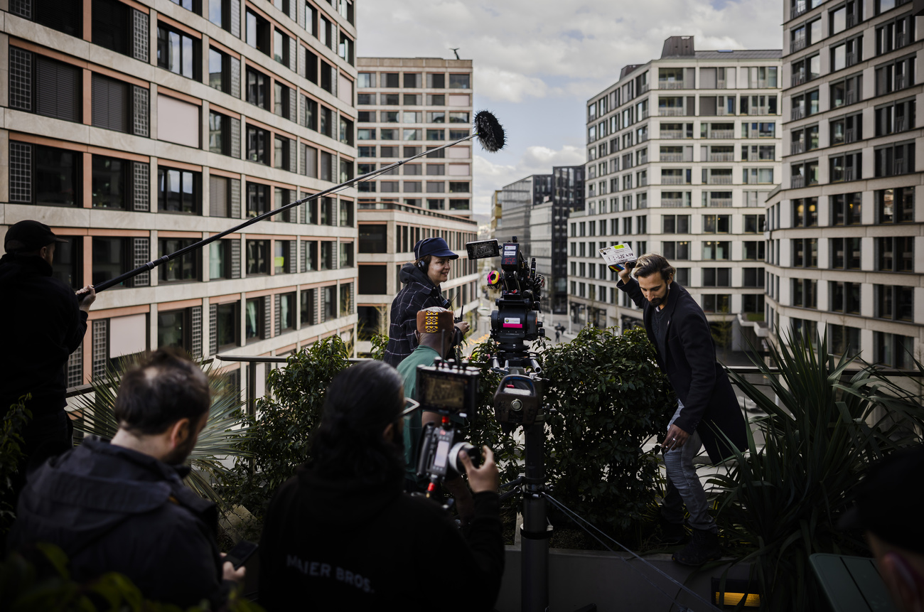 personas en filmación de una película en una terraza