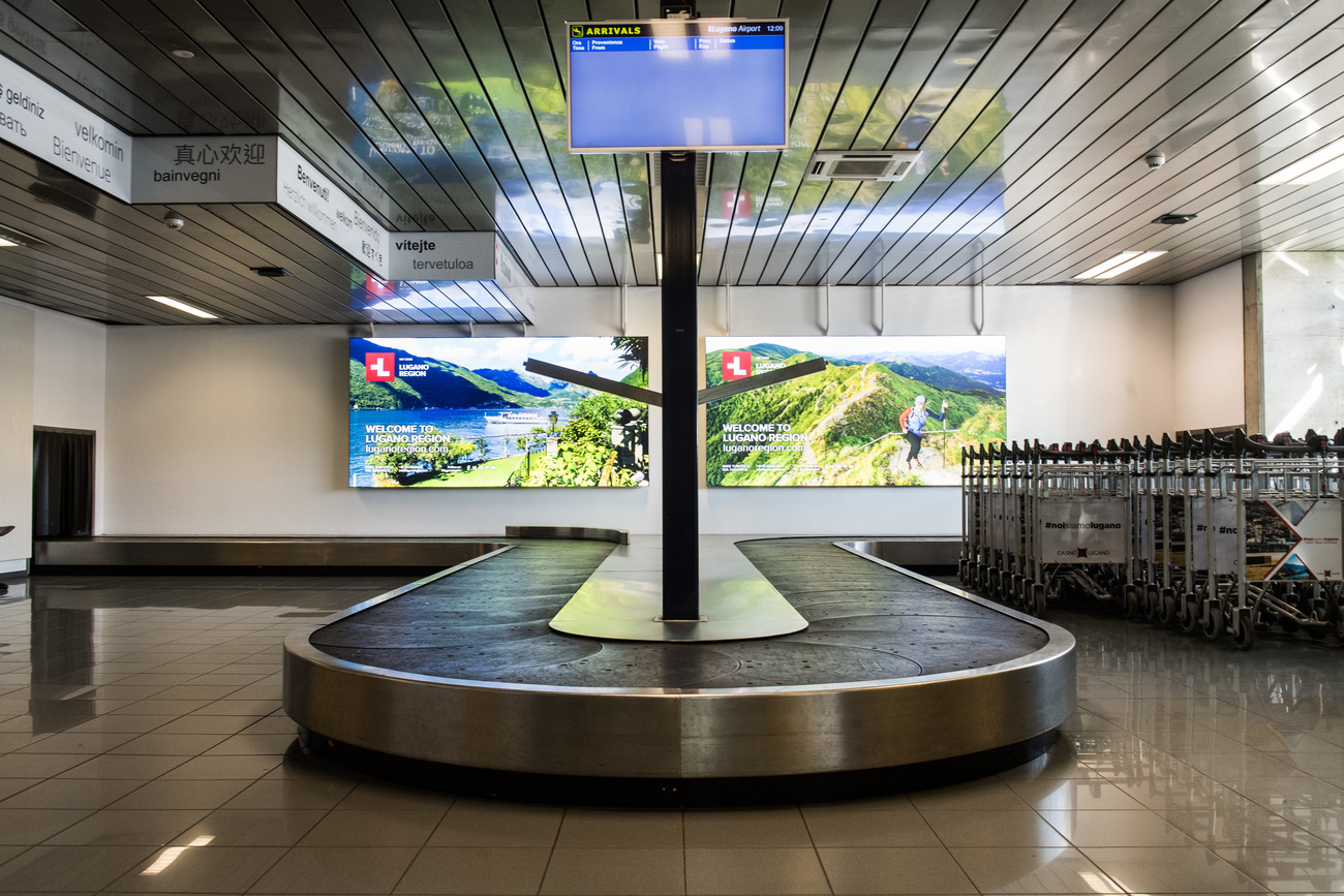 nastro trasportatore di bagagli in un aeroporto