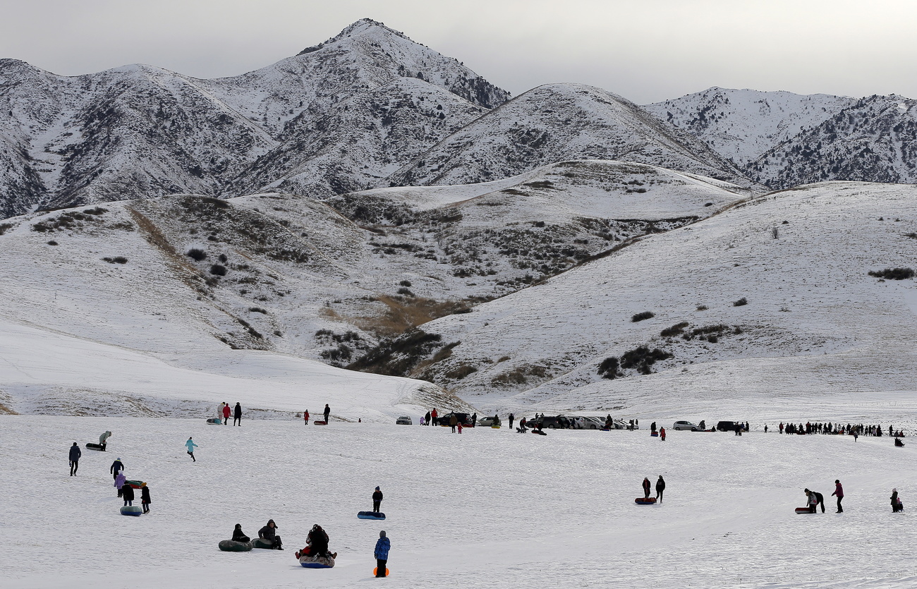 Gente con trineo en las montañas nevadas de Kirguistán
