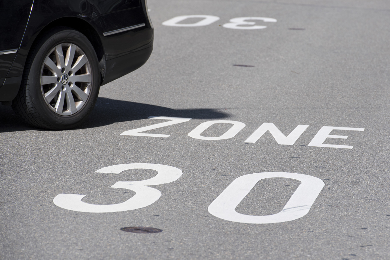 Voiture à côté d une indication de zone 30