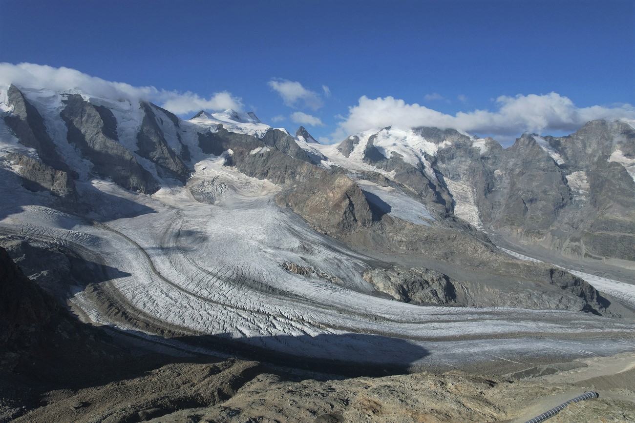 格劳宾登州(Graubünden)境内的佩尔斯(Pers)冰川与莫特拉奇(Morteratsch)冰川(背景图片)。自19世纪以来，莫特拉奇冰川的长度已经缩减了约3公里。