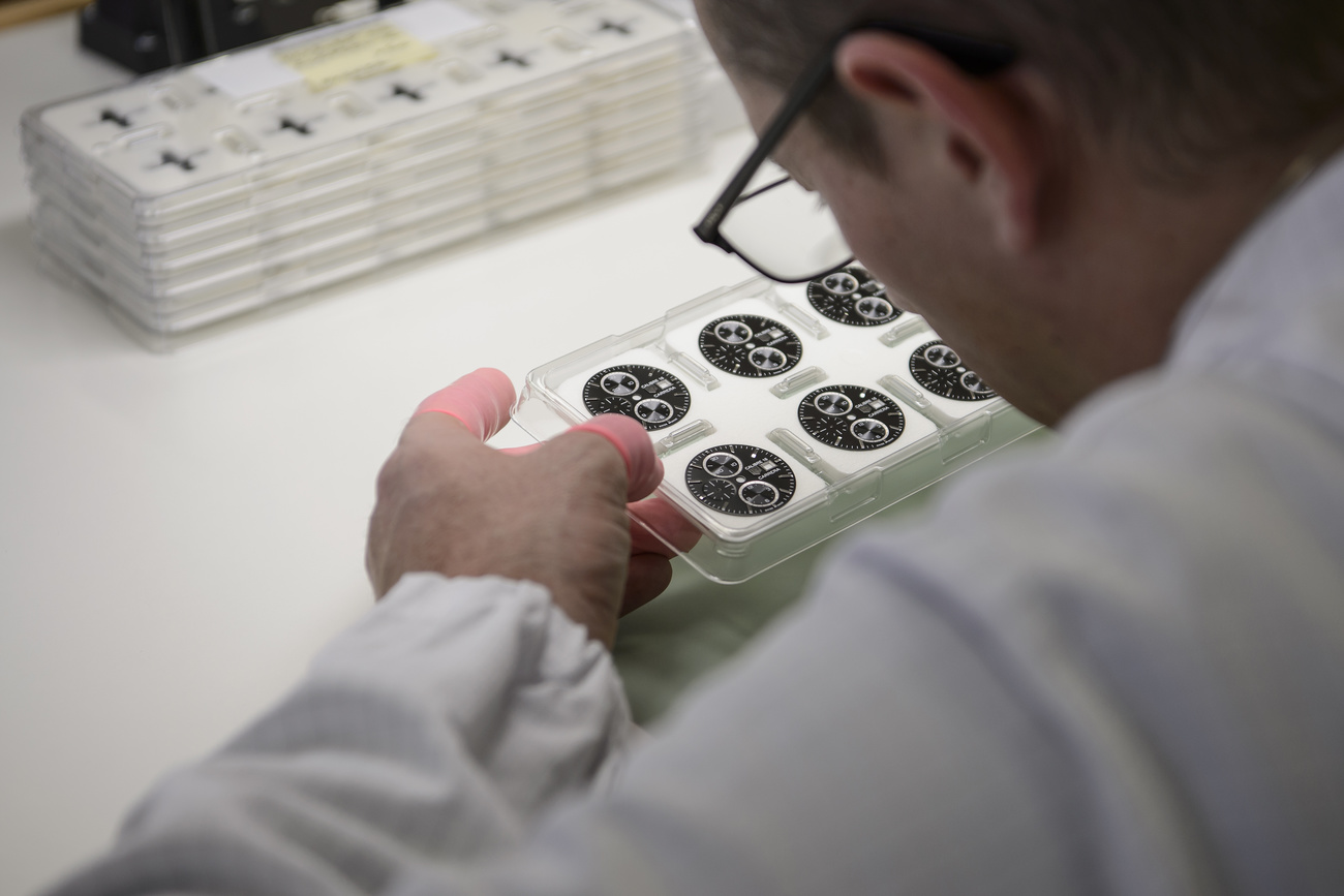 Employé de l horlogerie au travail