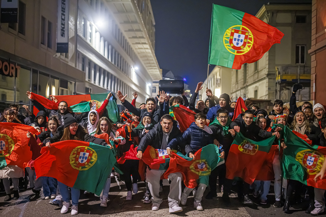 Fans portugueses celebrando.