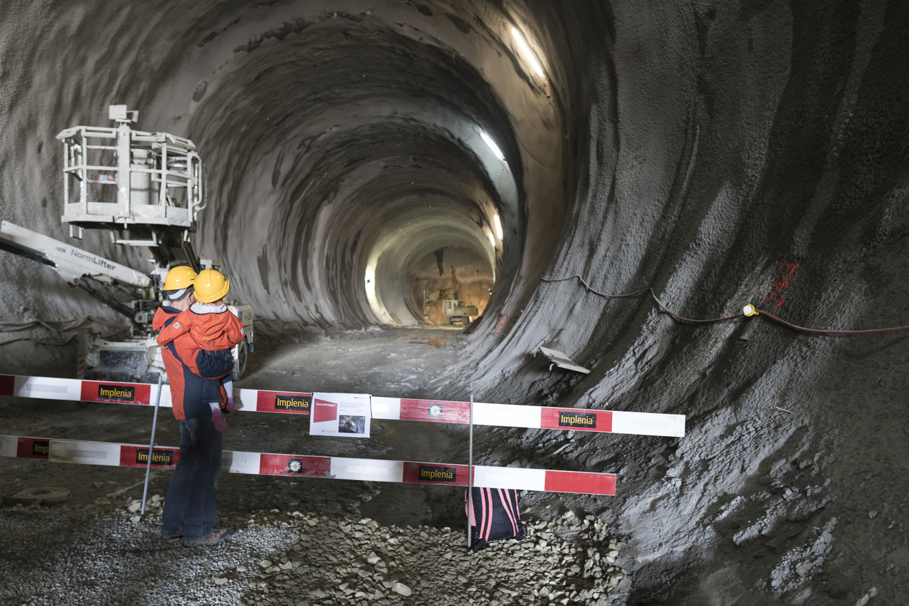 mit beton ausgekleidete tunnelröhre im Gotthard
