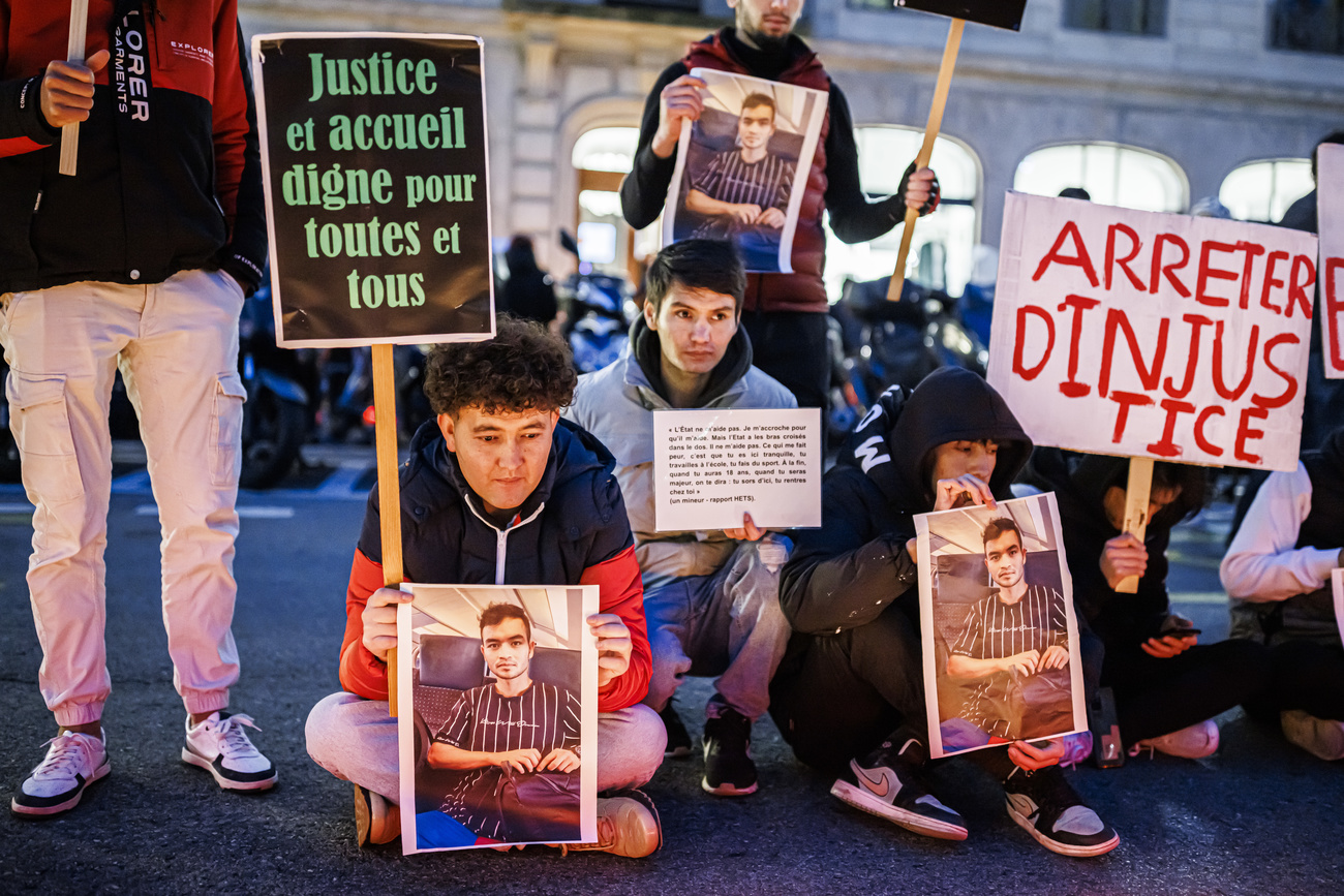 Manifestantes con pancartas