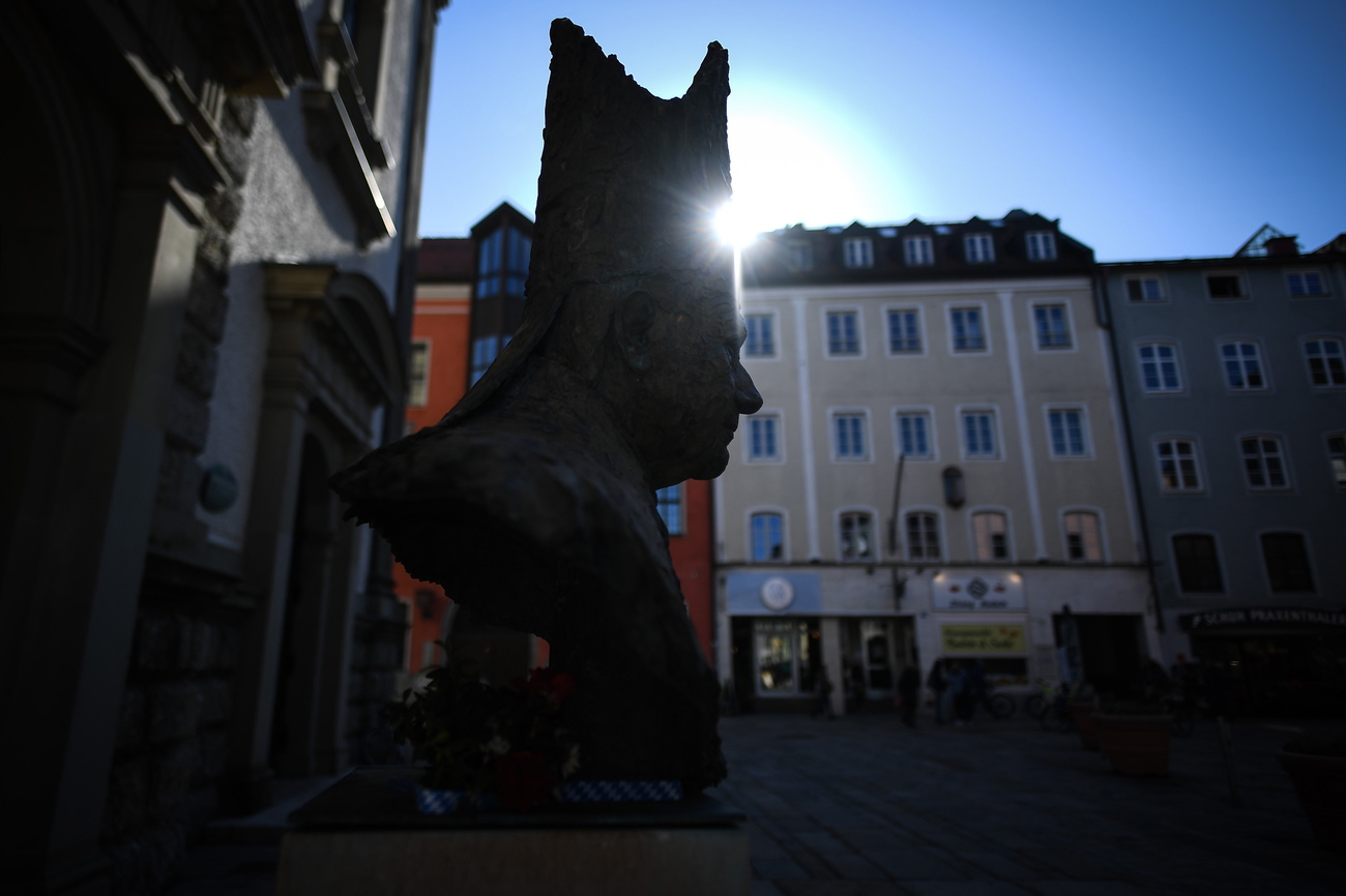 Il busto di Benedetto XVI nella cittadina di Traunstein in Baviera.