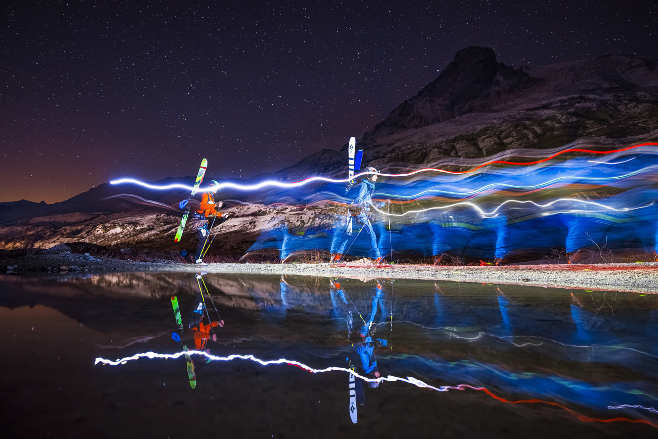 Escaladores de noche cerca de una montaña.