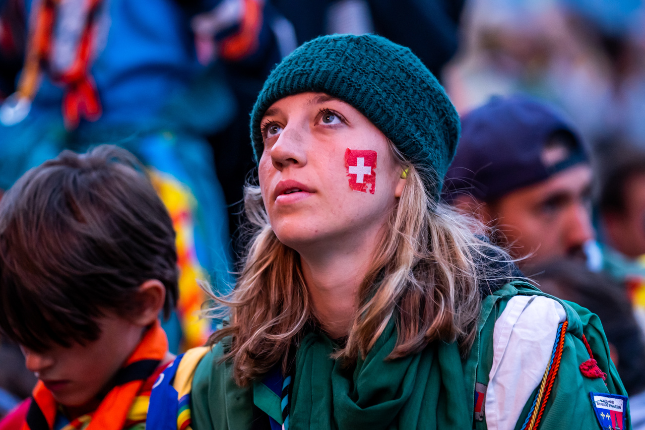 Muchacha con bandera de Suiza pintada en la mejilla.