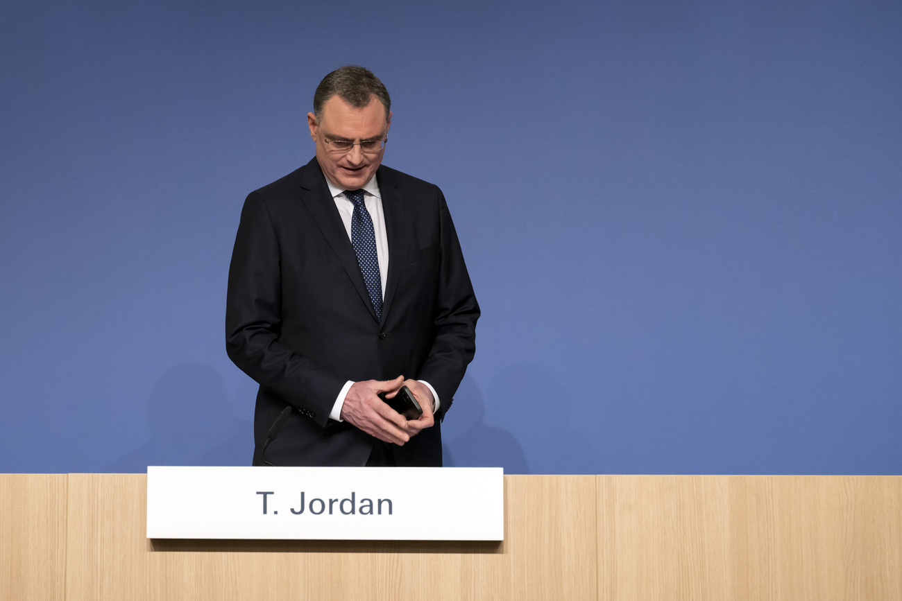 Homme en costume sur une estrade