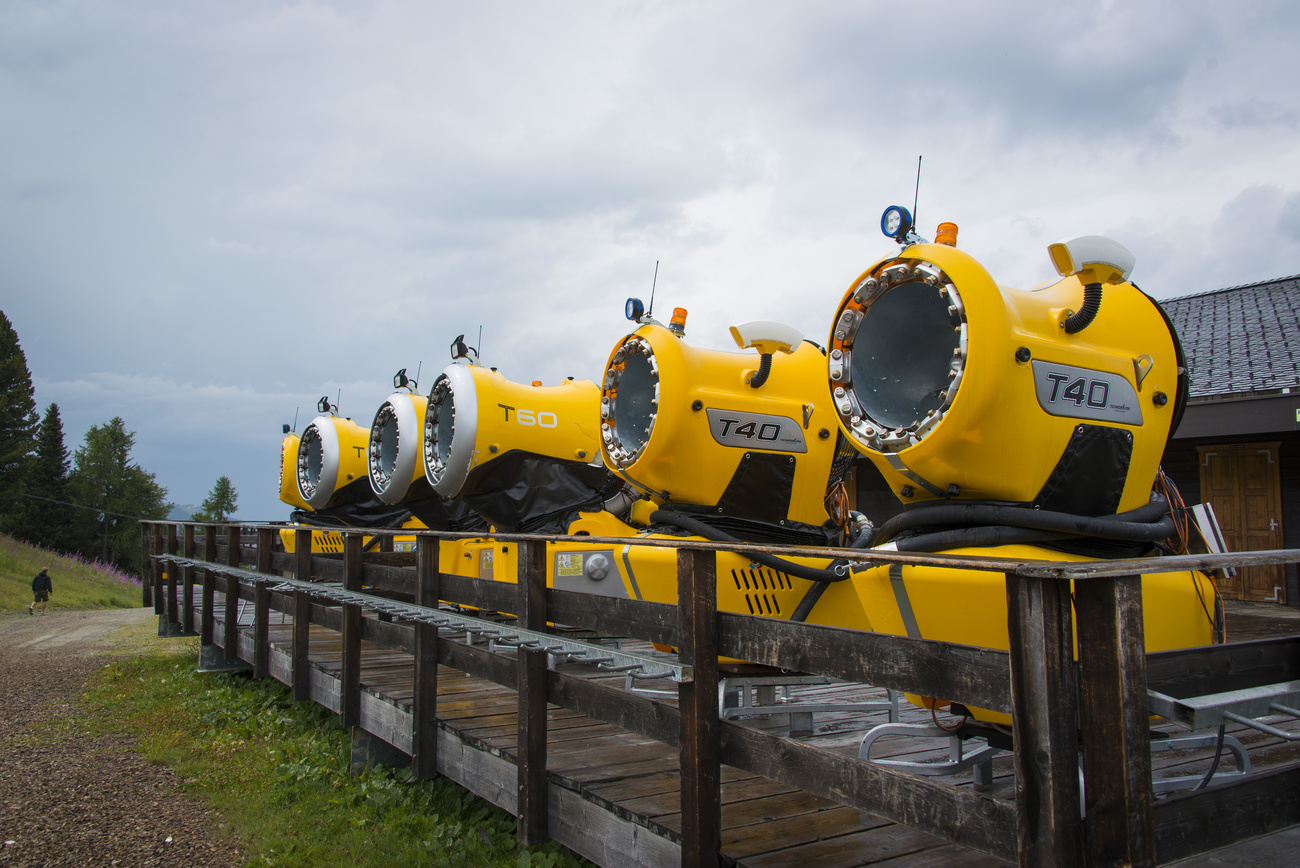 Una batteria di cannoni pe rla neve artificiale.