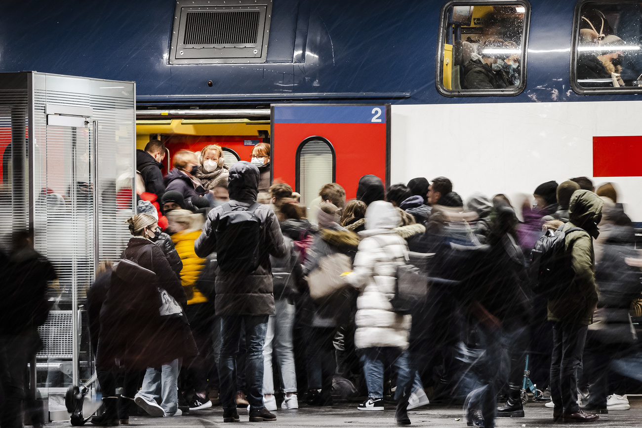 Persone salgono e scendono da un treno