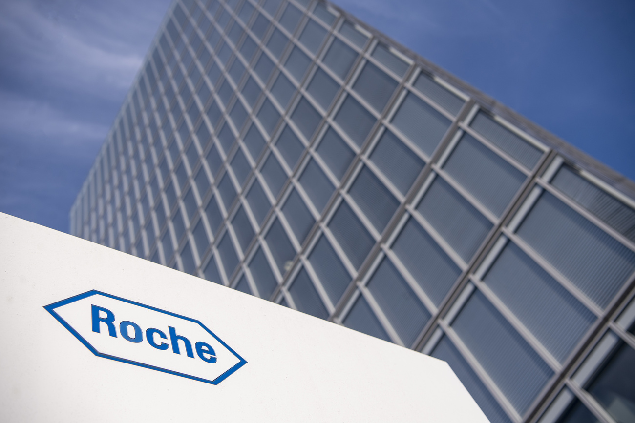 logo azienda roche davanti a grattacielo che si staglia contro un cielo azzurro