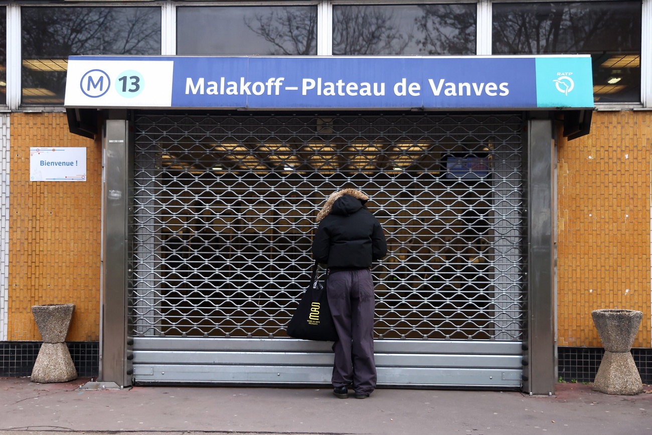 L entrata di una fermata delle metro parigina chiusa.