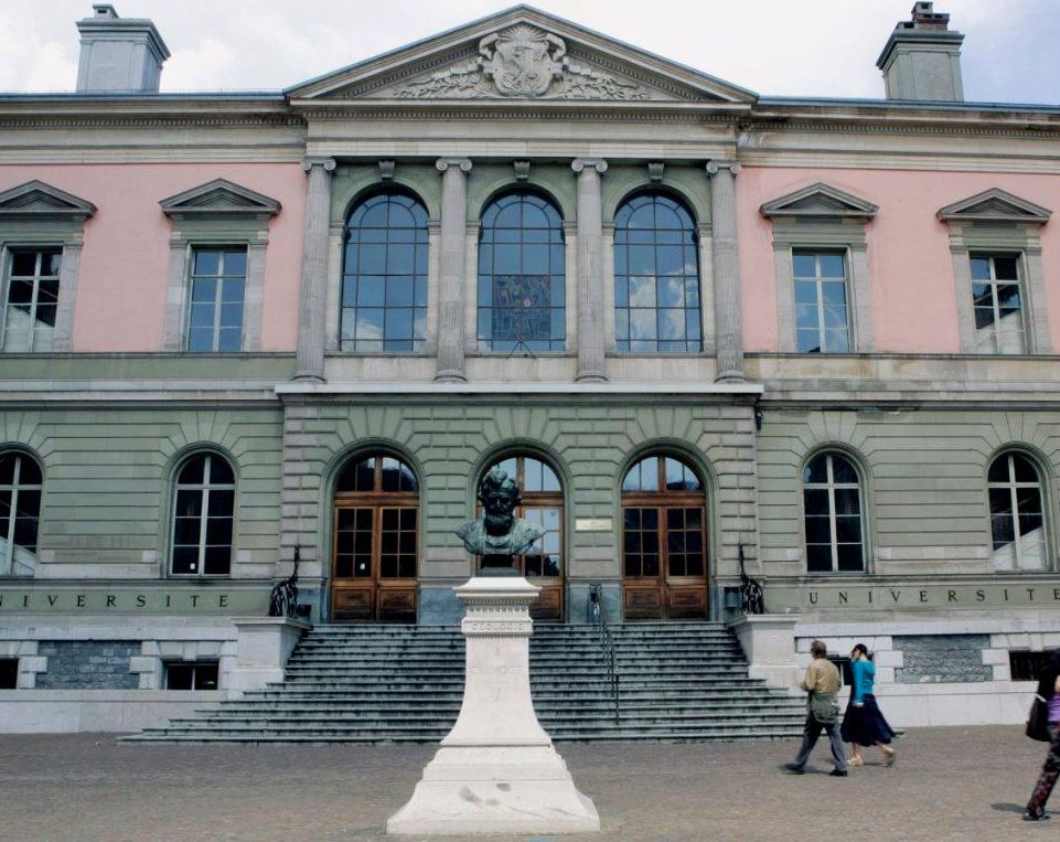 Klassizistisches Gebäude der Uni Genf