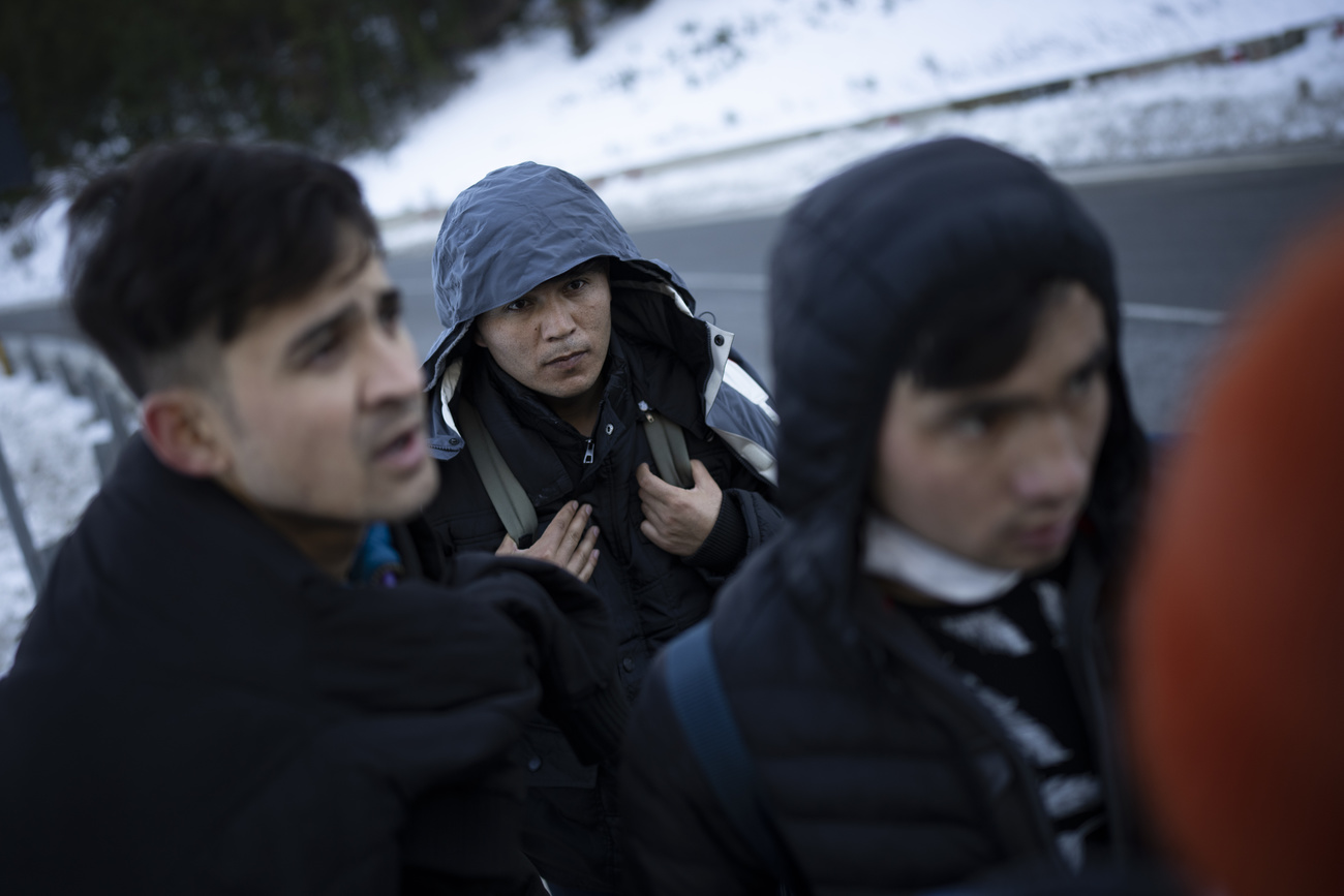 مهاجرون أفغان على رصيف محطة قطار