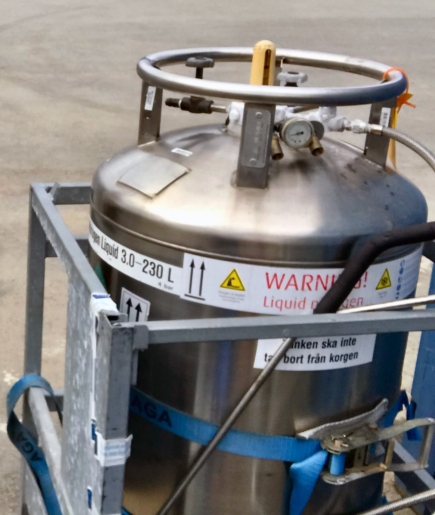 A liquid nitrogen tank