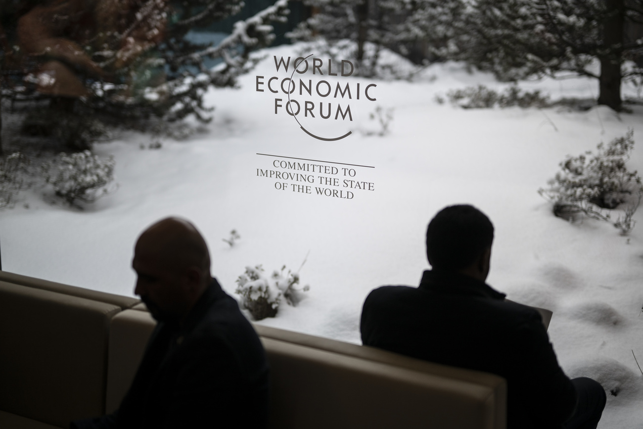 due persone fotografate di spalle