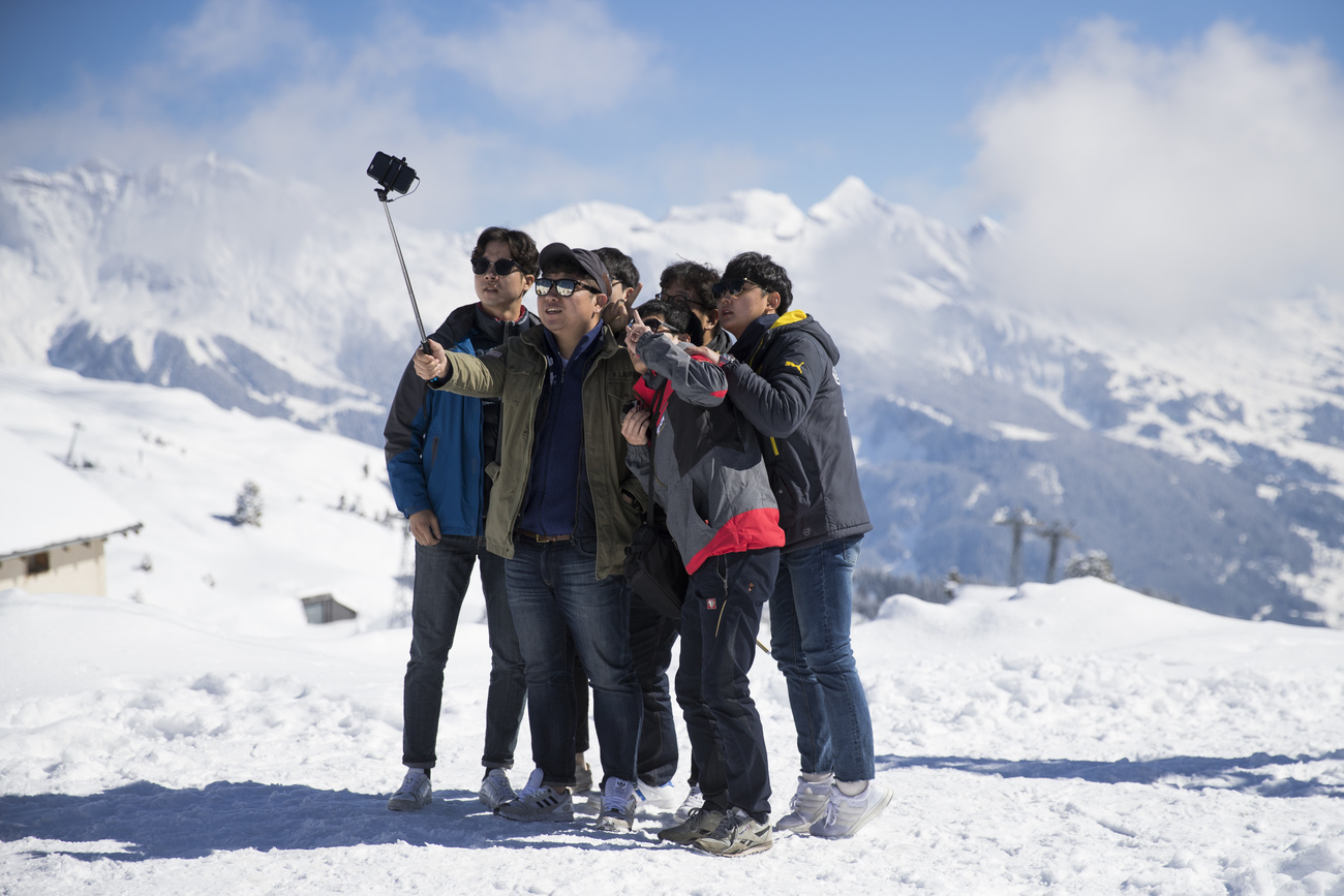 Turistas chineses na montanha suíça