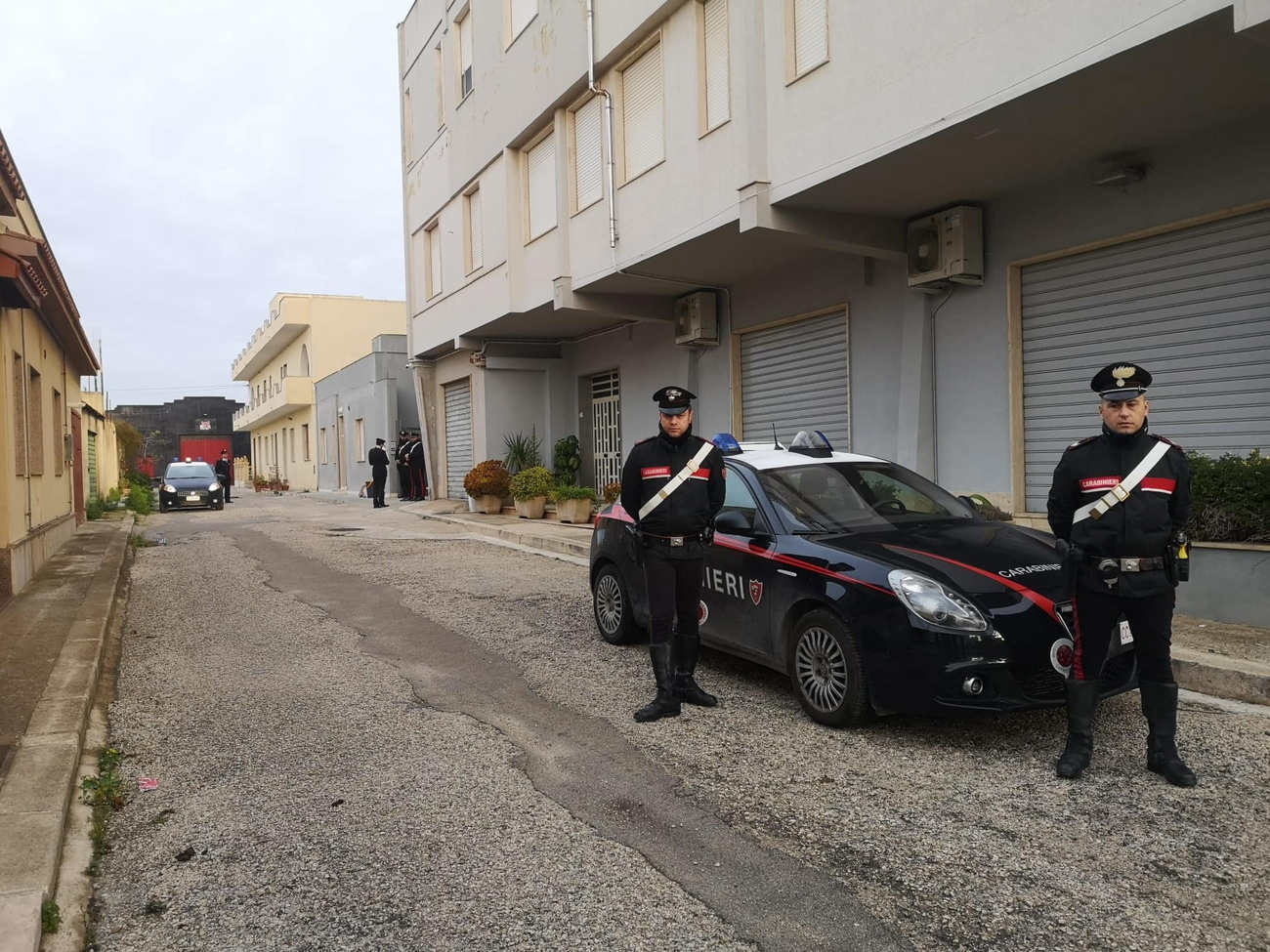 due carabinieri fanno la guardia davanti a un edificio