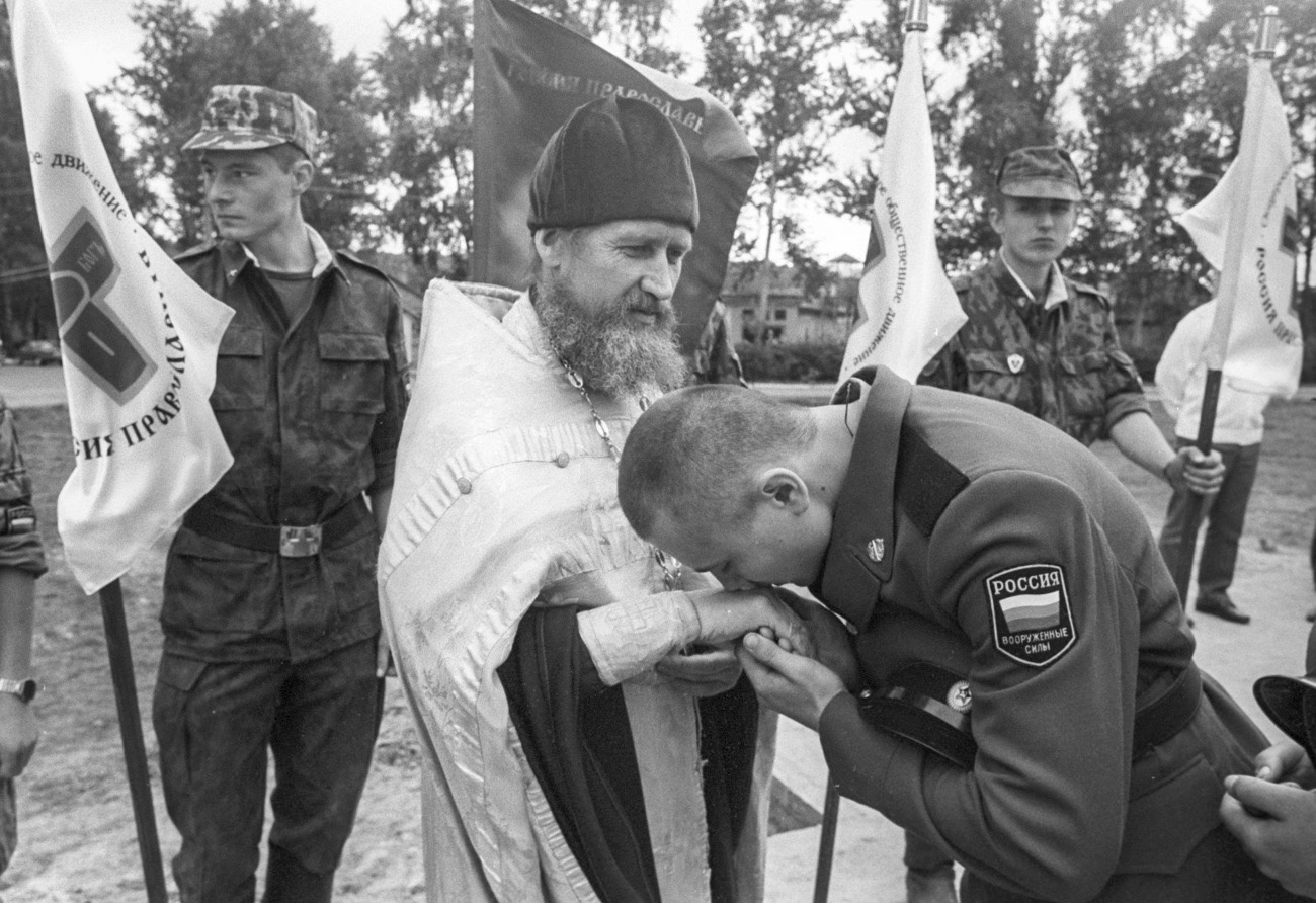 Un soldado le besa la mano al Patriarca ortodoxo