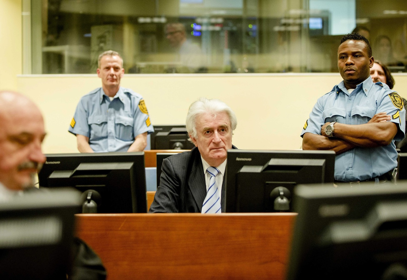 Radovan Karadzic sitzt im Gerichtssaal des Internationalen Strafgerichtshofs für das ehemalige Jugoslawien