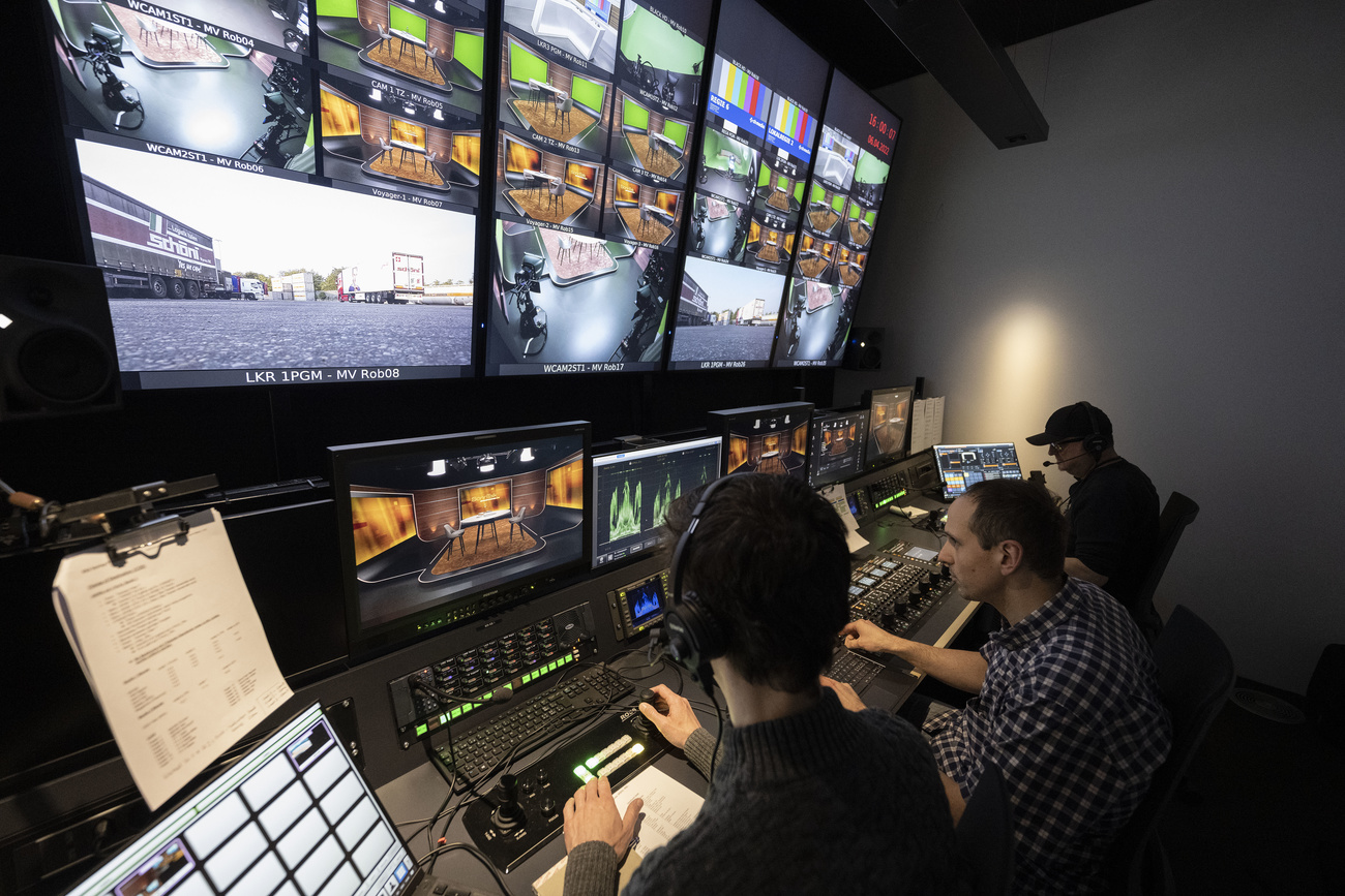 Tecnici di Tele Züri in opera nella cabina di regia.
