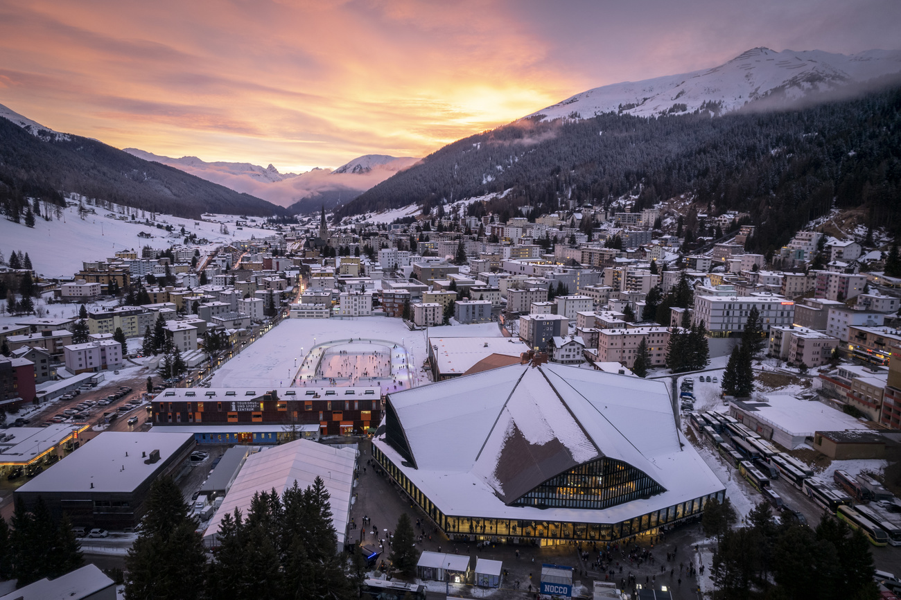 Vista aérea de Davos con nieve.
