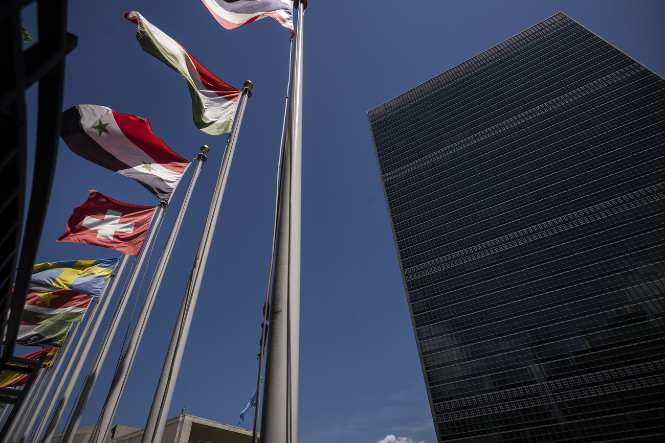 Flaggen vor Hochhaus