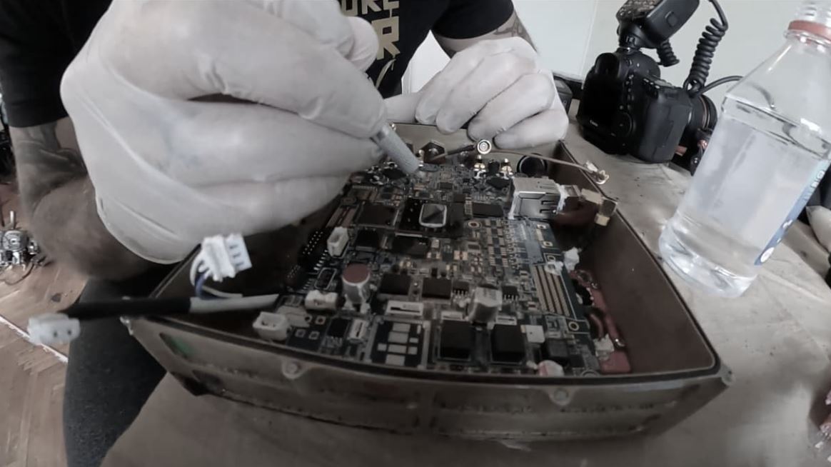 una pieza de un dron