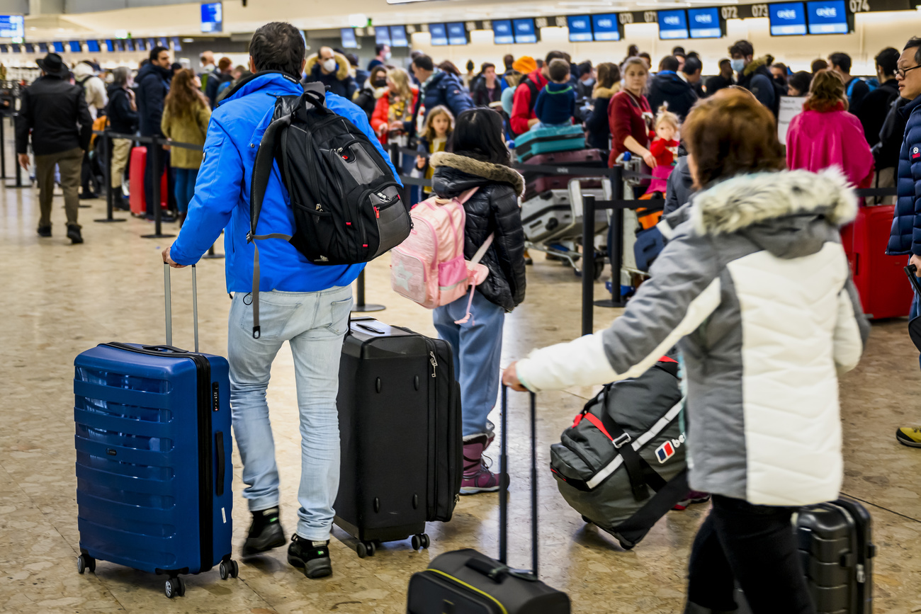 去年12月日内瓦机场里熙熙攘攘的旅行者