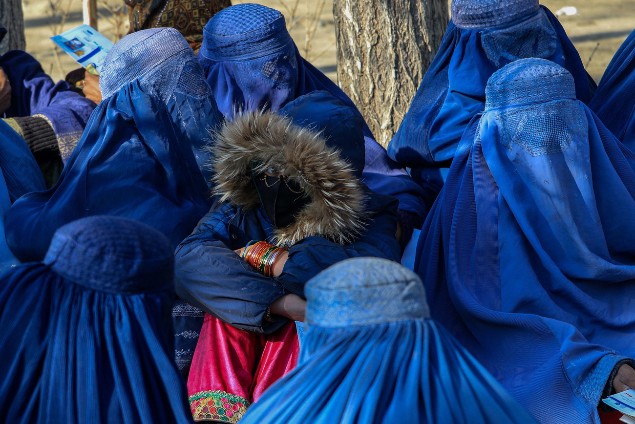 نساء أفغانيات يرتدين البرقع