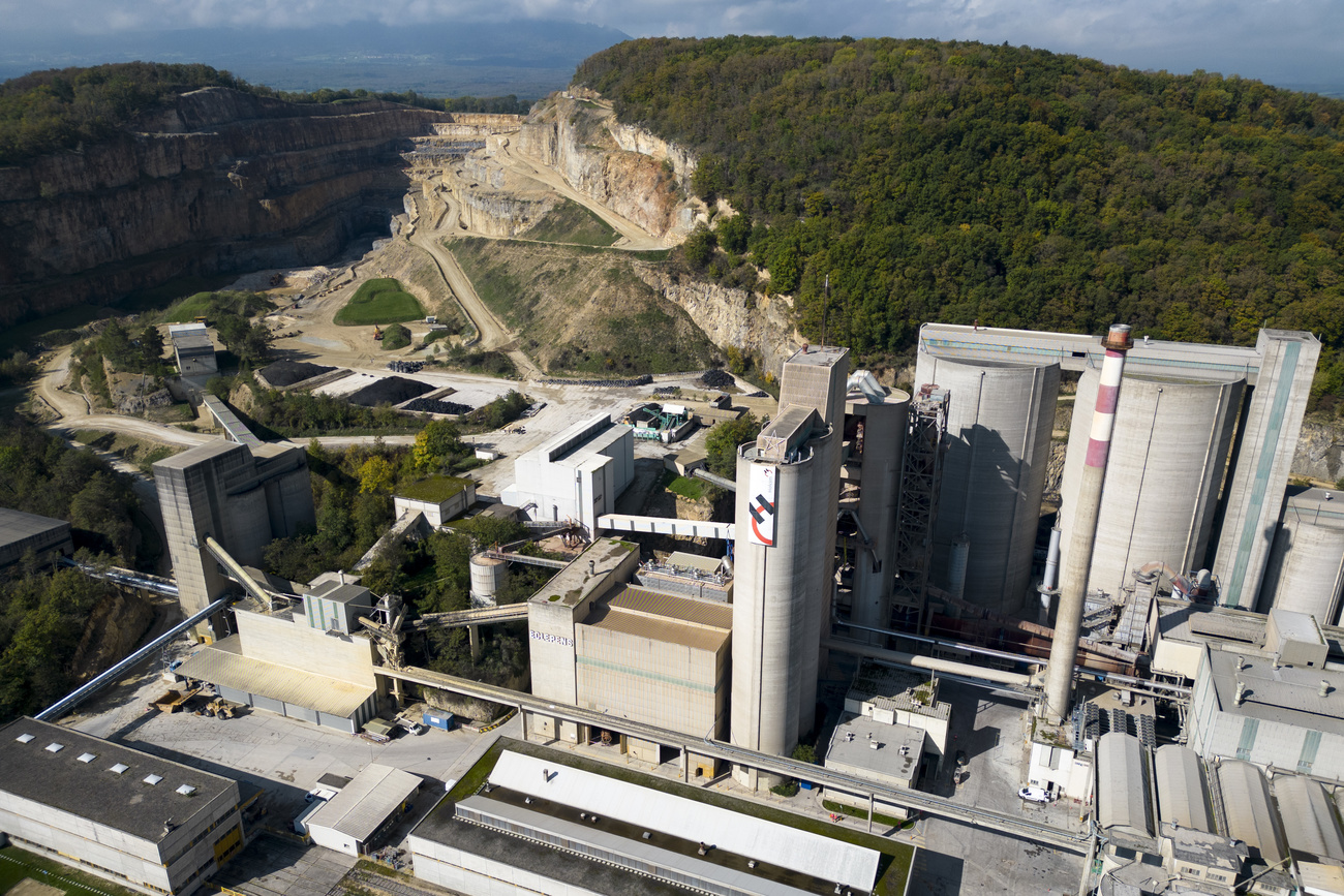 Il cementificio della Holcim davanti alle cave di Mormont.