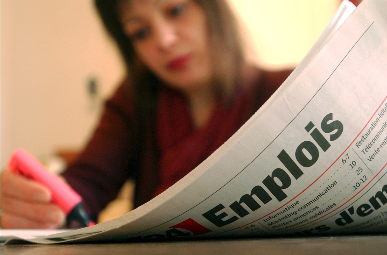 une femme consulte les offres d emploi dans un journal