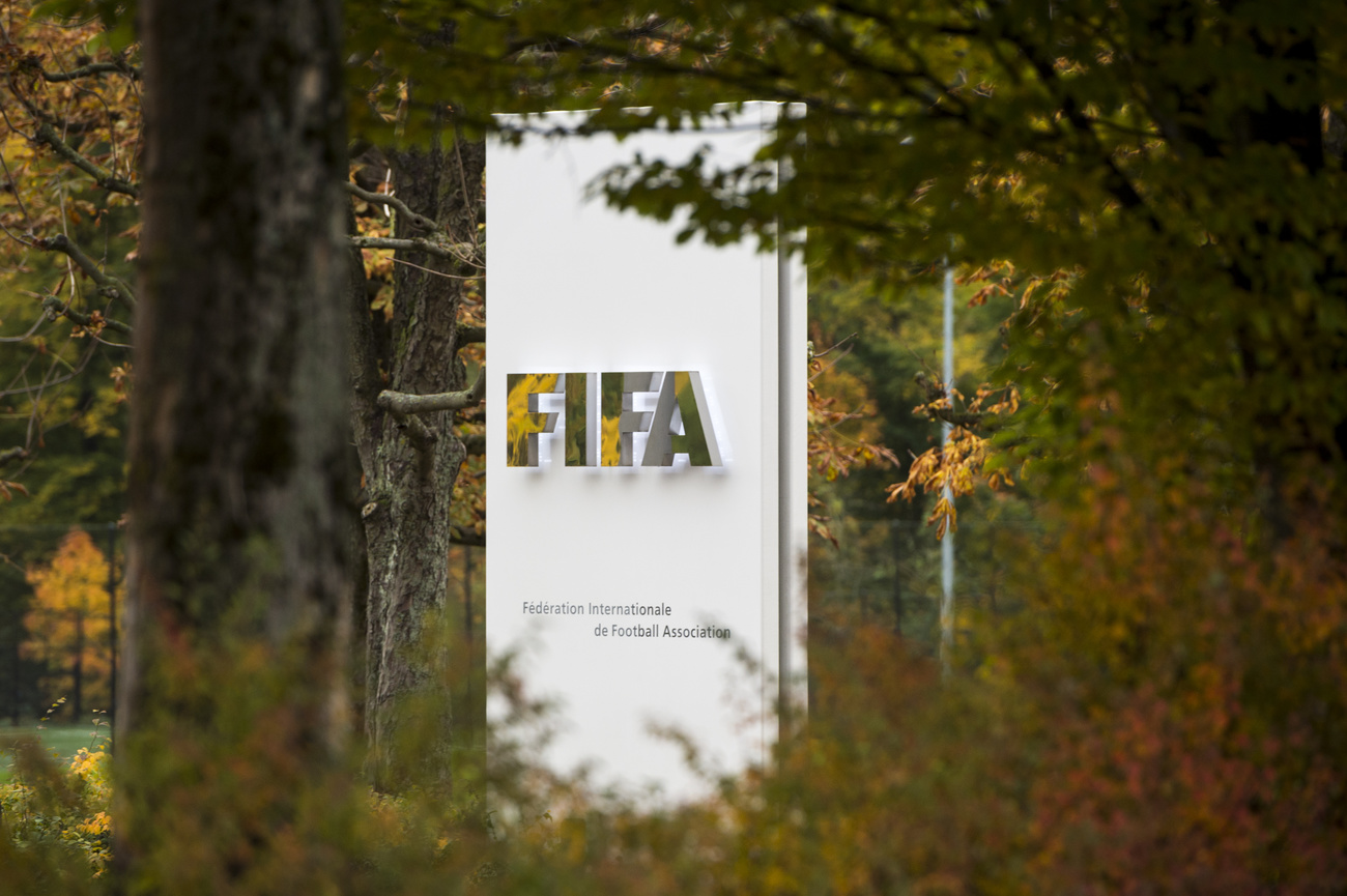 Il logo della FIFA all entrata del quartiere generale di Zurigo.