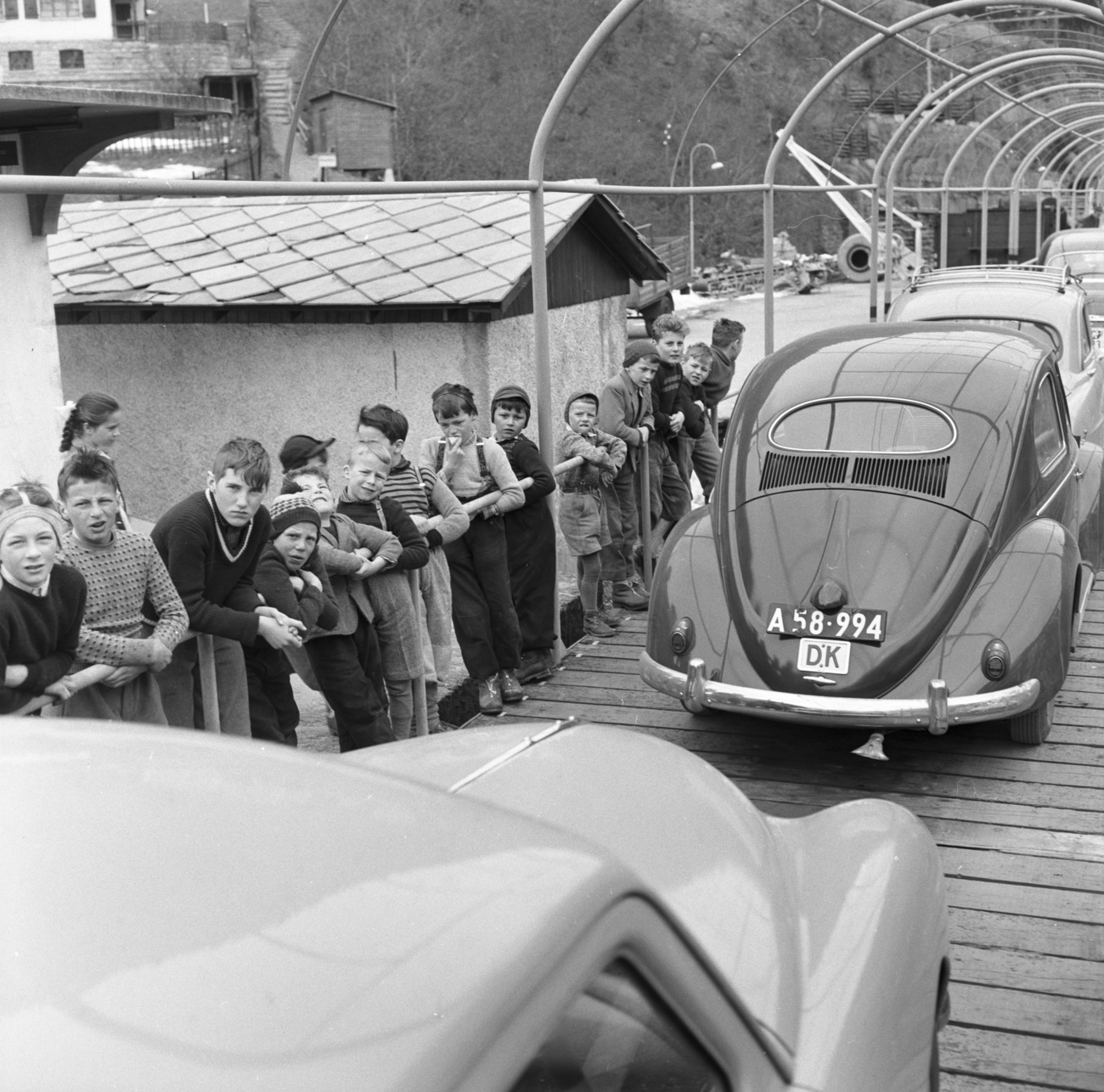 bambini osservano delle auto caricate su un treno