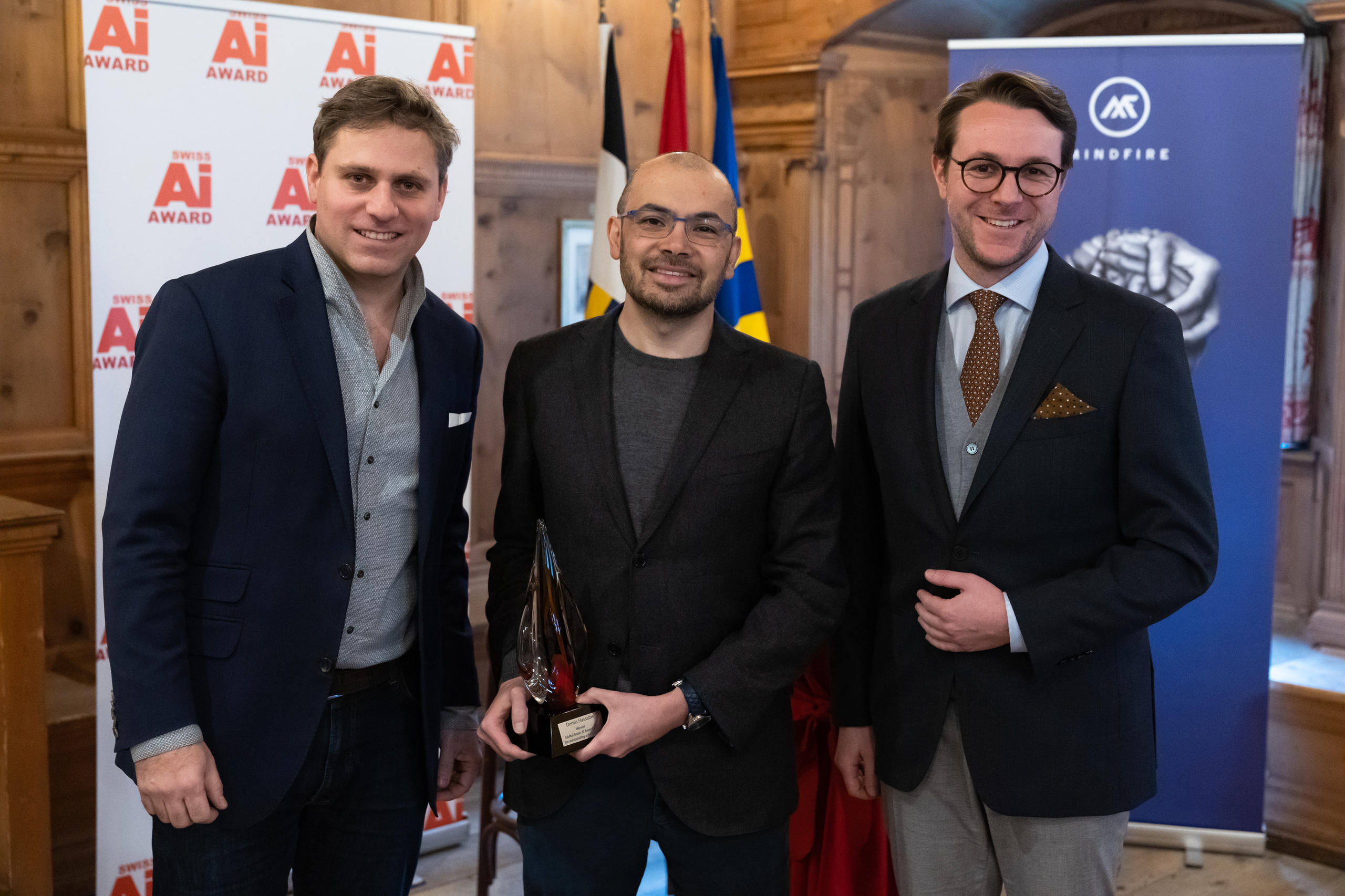 Lab42的創始人帕斯卡·考夫曼(左)、達沃斯市長菲利普·維爾海姆(右)為人工智慧公司DeepMind(2014年被谷歌收購)的創始人、全球瑞士人工智慧獎得主德米斯·哈薩比斯(Demis Hassabis)頒獎。 2023年1月19日，達沃斯。