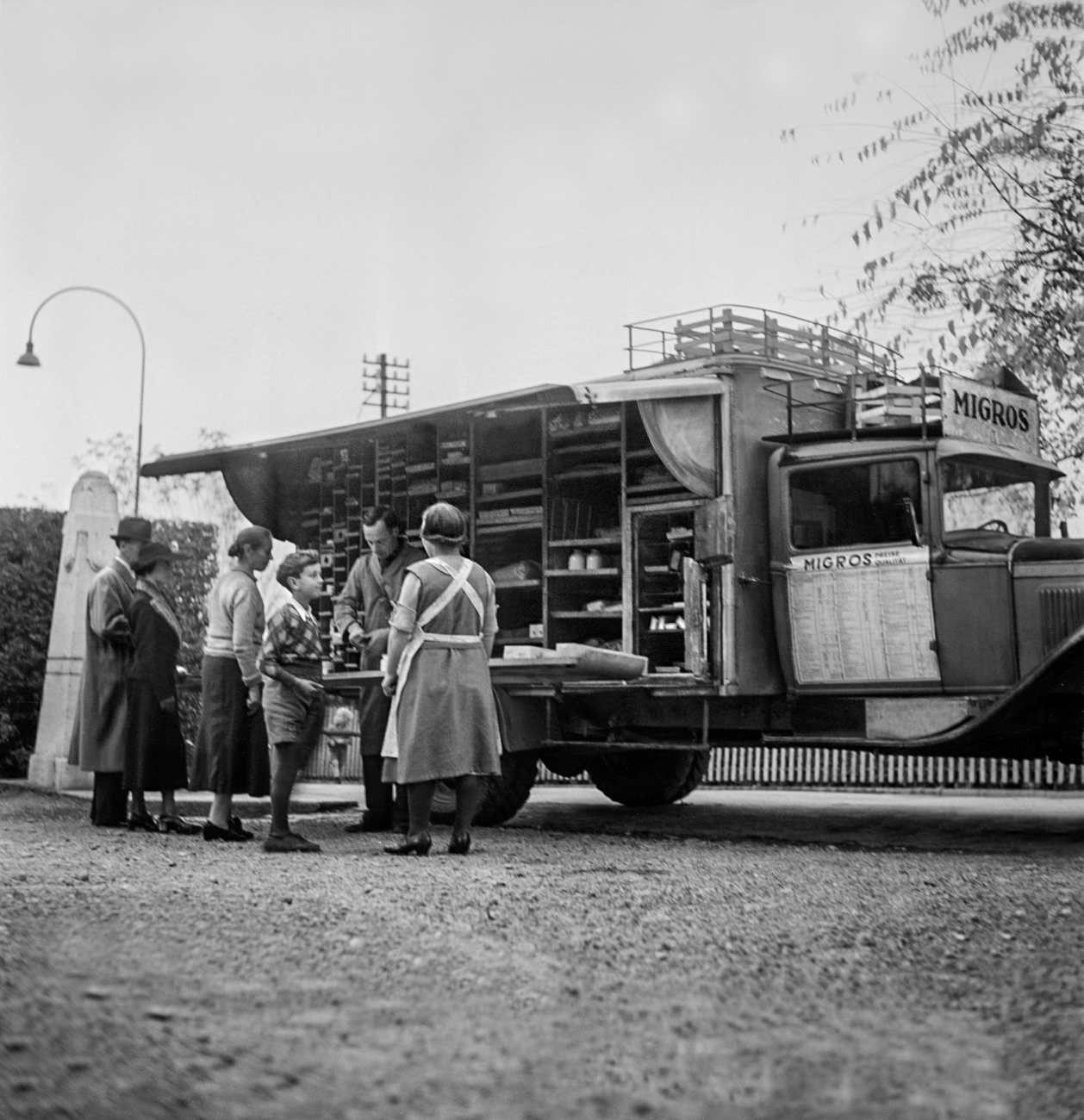 Furgoneta de Migros aparcada tipo tienda. Alrededor de 1925