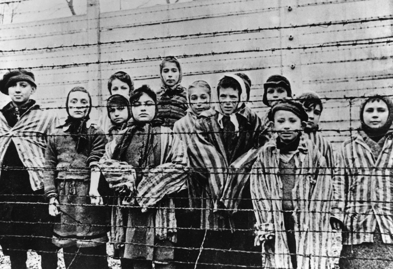 Kinder hinter dem Stacheldraht von Auschwitz