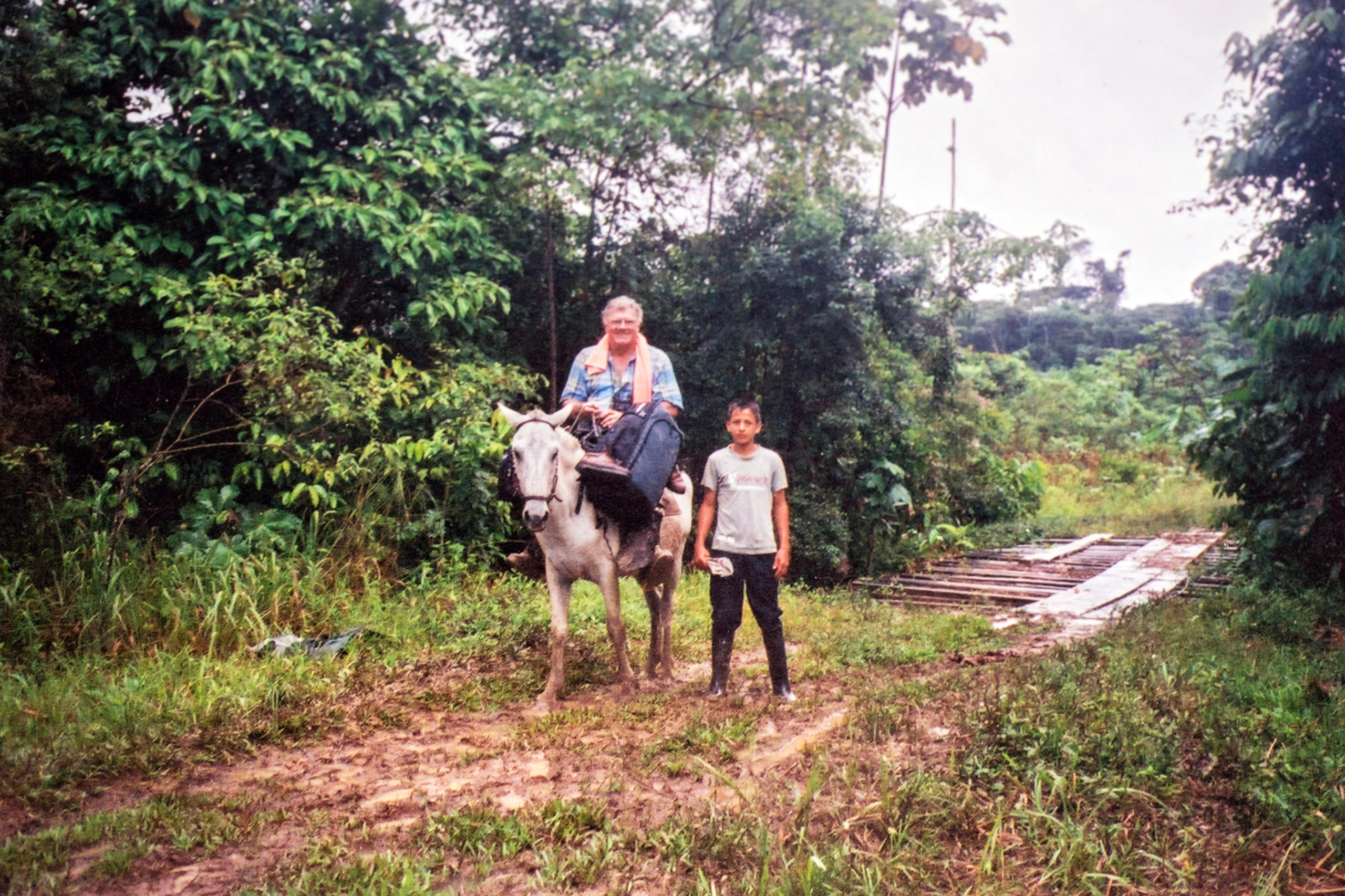 Mann auf einem Pferd im Amazonas-Regenwald