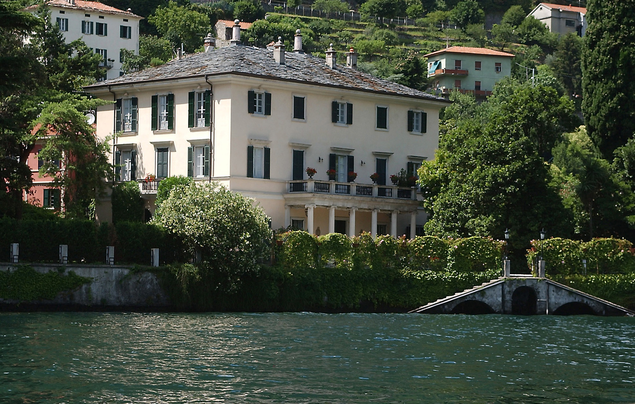 villa sulla riva di un lago