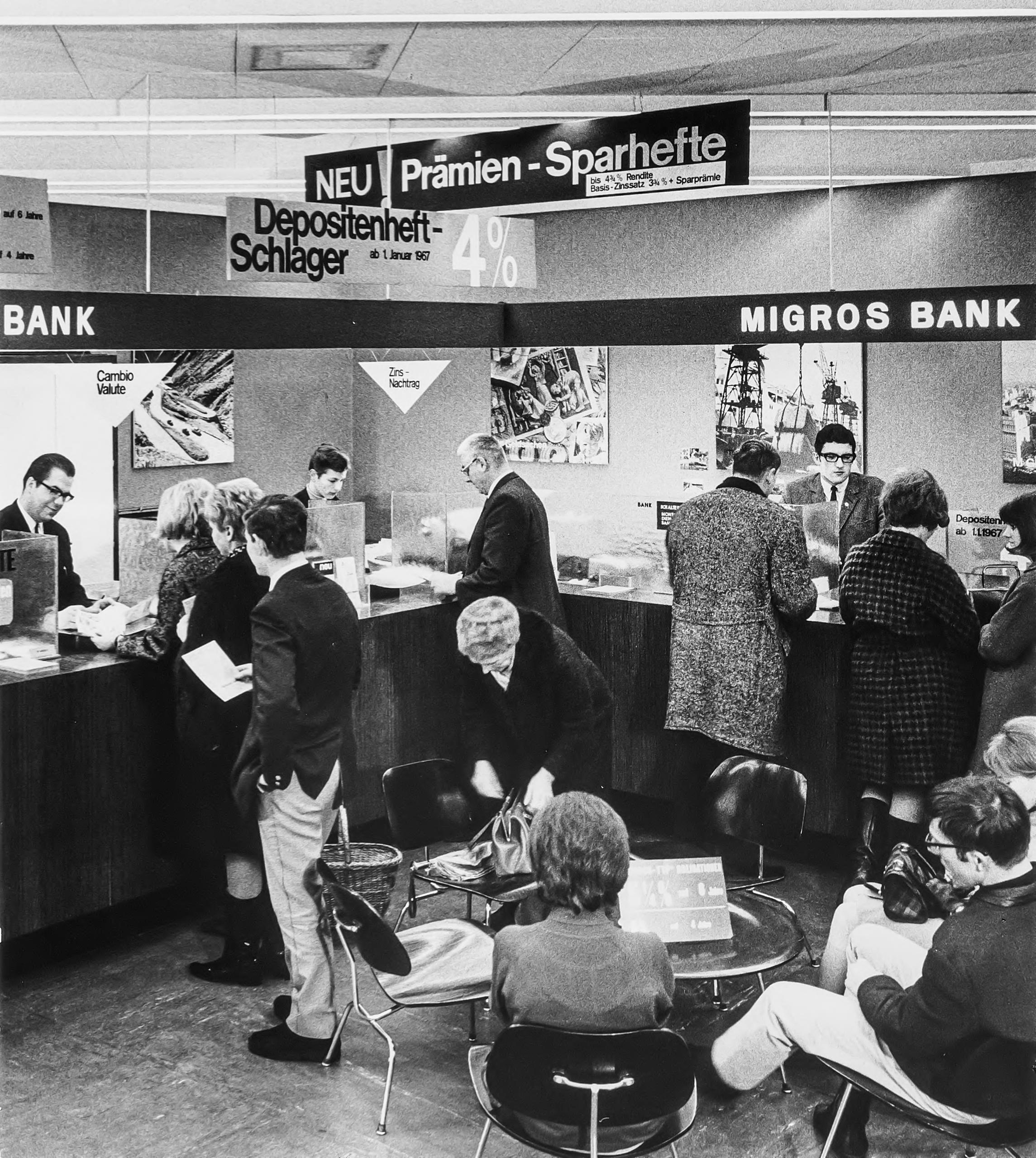El banco Migros en 1961, clientes esperando a ser atendidos