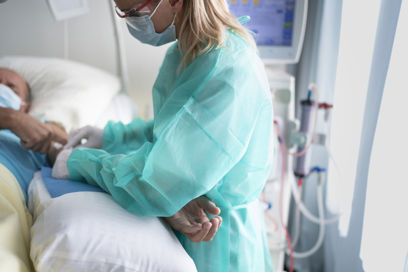 Enfermera atiende a un paciente