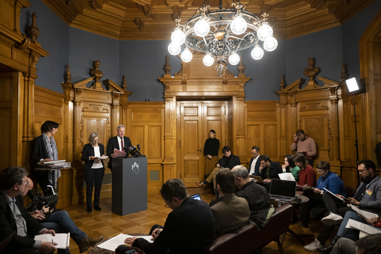 Picture of parliamentary committee press conference.