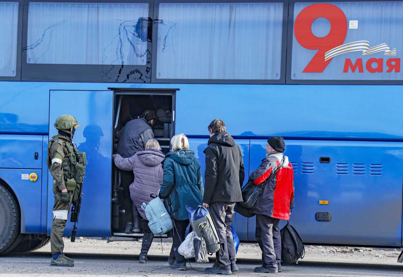 バスに乗り込むウクライナ市民