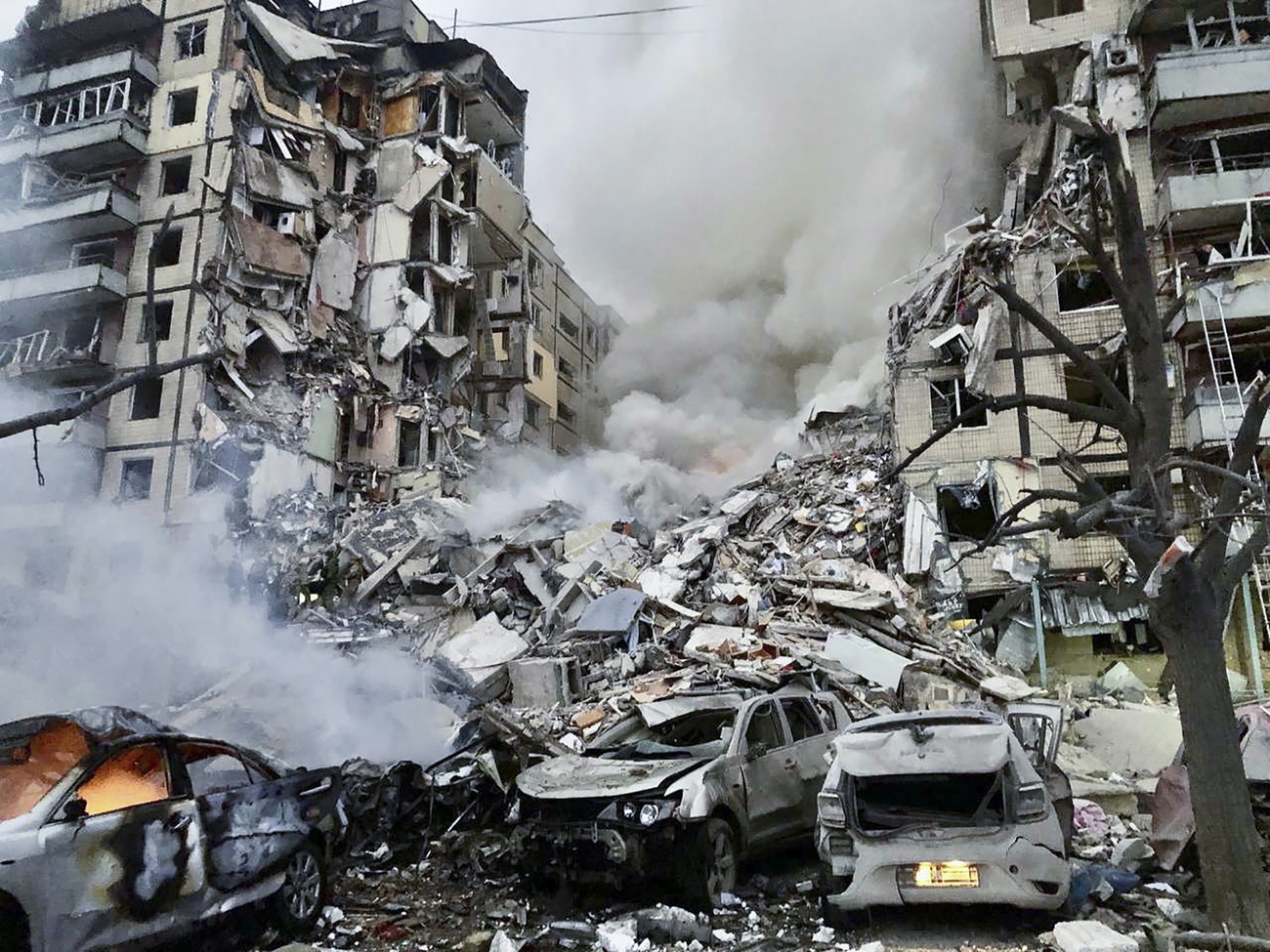 Danos no local de um edifício residencial atingido por um bombardeio em Dnipro