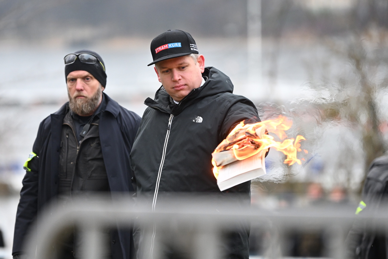 Il politico di estrema destra danese mentre brucia una copia del Corano davanti all ambasciata turca a Stoccolma.