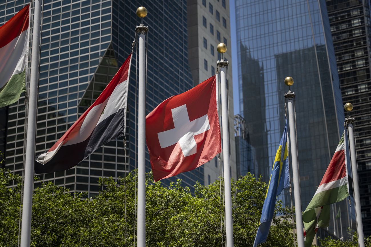 علم سويسرا بجانب أعلام أخرى أمام مجلس الامن في نيويورك